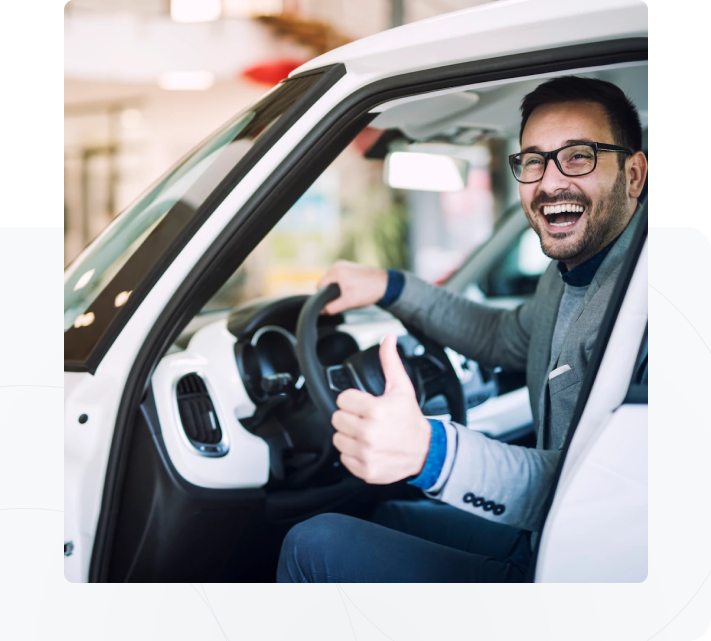 Cadastro Positivo - Imagem de uma homem sorrindo ao entrar no carro