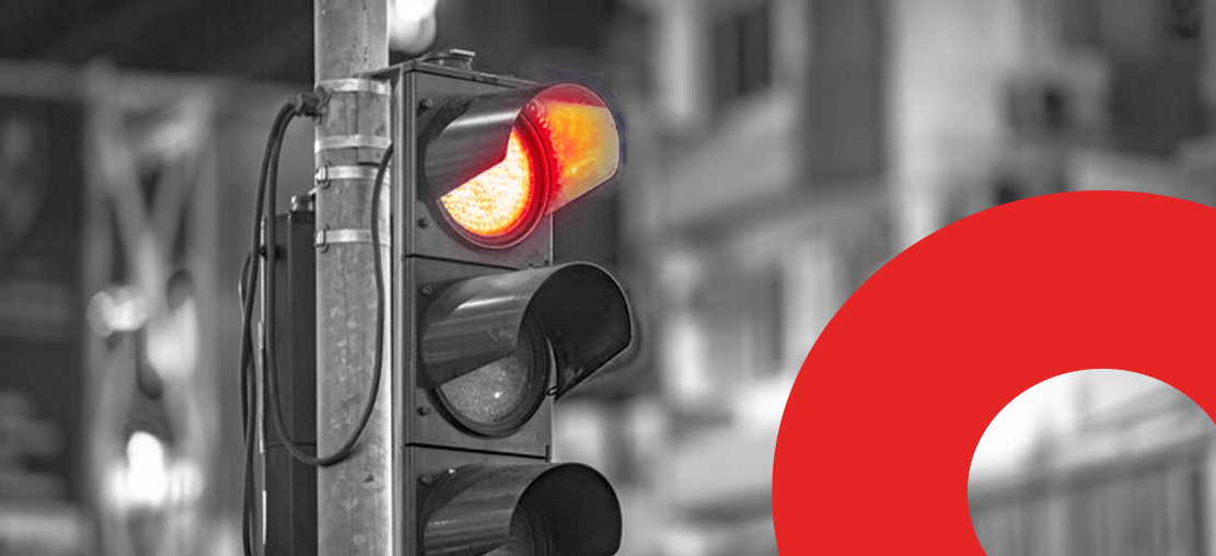 Saiba qual é a única situação em que é permitido furar sinal vermelho,  segundo a lei de trânsito, Distrito Federal